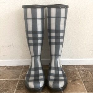 Womens Burberry rainboot - size 37 / 6.5
